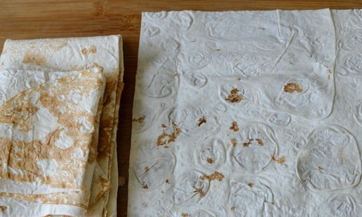 1. Этап. Завертон с индейкой и пикантным соусом: Собирать закуску-завертон лучше непосредственно на пикнике, чтобы лаваш не размок. Лист лаваша режем на квадраты размером приблизительно 30 на 30 см.