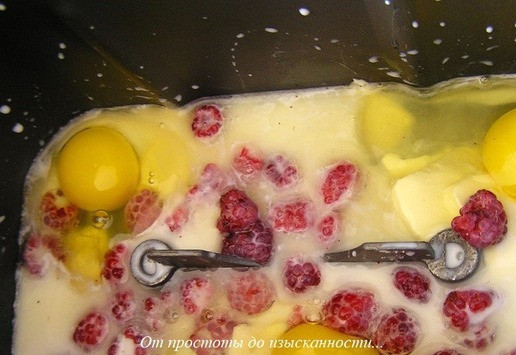 1. Этап. Фламандский хлеб с малиной: Налейте молоко, добавьте яйца.