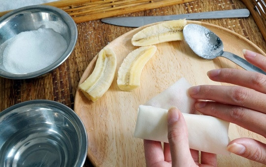 1. Этап. Спринг роллы с бананом: 5. Края промажьте водичкой и плотно прижмите. Они должны склеиться.