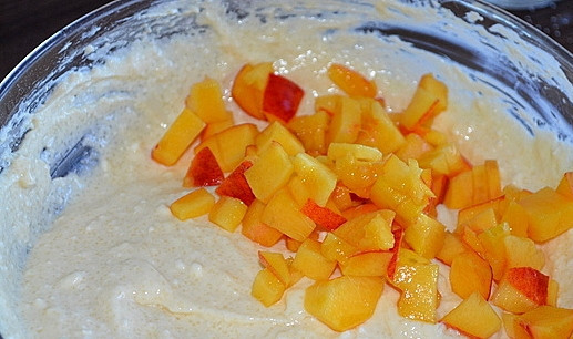 1. Этап. Творожная запеканка с персиками: Выложить нарезанные небольшими кусочками персики, перемешать.