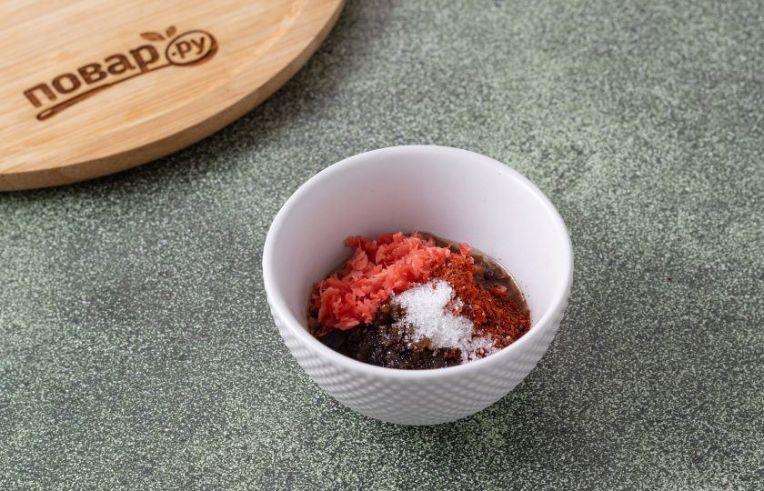 1. Этап. Соус с маринованным имбирем: Перелейте соус в отдельную емкость. Добавьте измельченный маринованный имбирь, сахар и красный молотый перец. Все перемешайте.