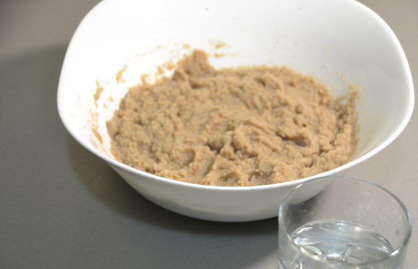 1. Этап. Яичница в блинах: Добавляйте воду частями и перемешивайте тесто.