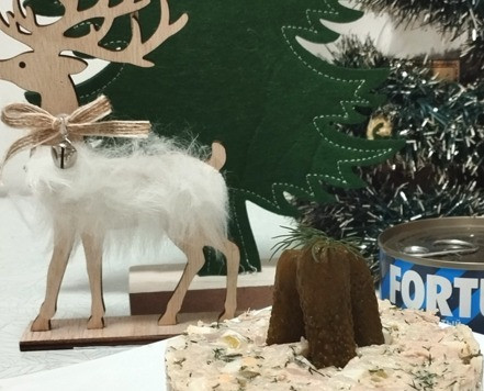 1. Этап. Салат с тунцом и маринованными огурцами: Снять кольцо, украсить по своему вкусу и подавать.