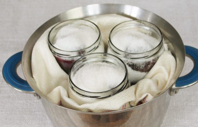 1. Этап. Абрикос Черный принц в собственном соку: В кастрюлю кладем натуральную ткань или полотенце и ставим наполненные банки. Желательно, заранее подобрать подходящую кастрюлю и банки нужного размера. Высота кастрюли должна быть, примерно, той же высоты, что и банки.