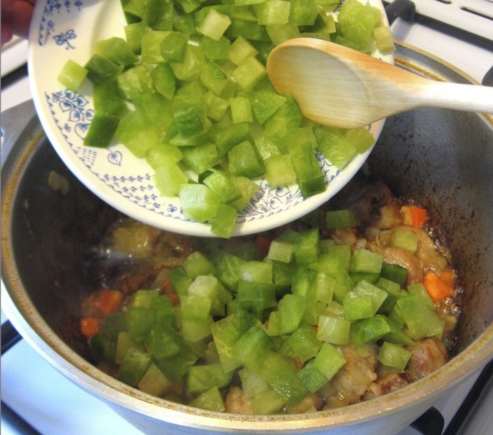 1. Этап. Лагман из свинины: 8. Тушить мясо с морковью и луком около 10-15 минут, а затем отправить в сотейник редьку.