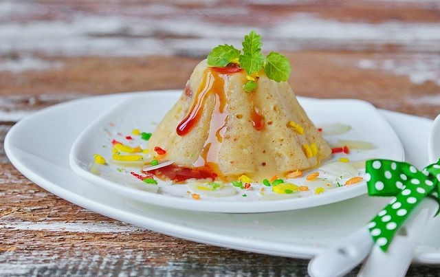 1. Этап. Диетический десерт из творога и банана: Готовый диетический десерт из творога и банана подавать можете, полив медом и украсив листиками мяты. Приятного аппетита!