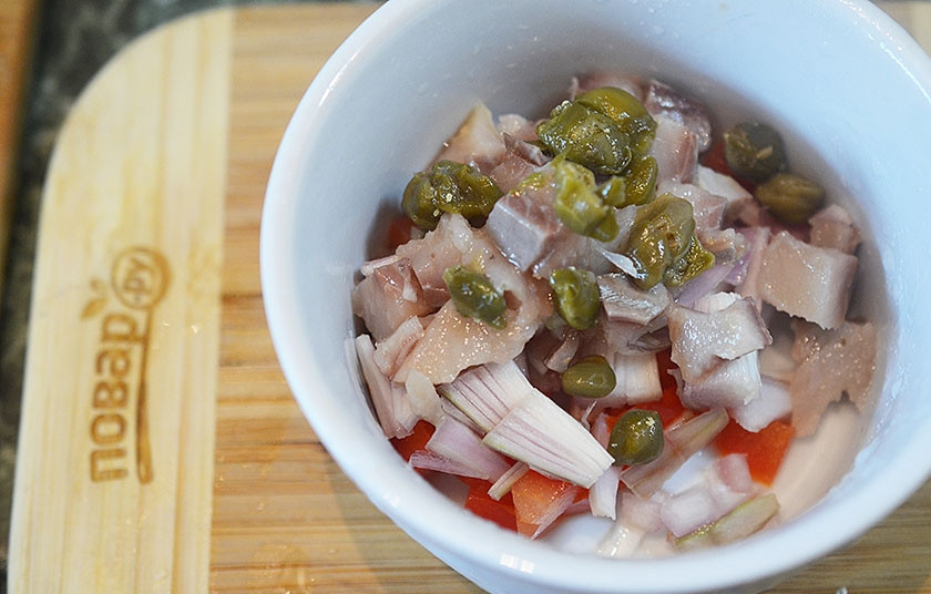 1. Этап. Ассорти из канапе: Добавьте нарезанные каперсы и перемешайте.