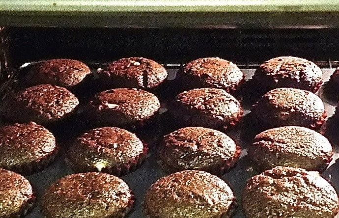 1. Этап. Шоколадные кексы с шоколадом: 10. Выпекайте кексы при 190 градусах около 18-20 минут.