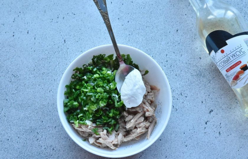 1. Этап. Тост с авокадо и тунцом: Соедините в миске филе тунца, соевый соус, майонез, кунжутное масло и рисовый уксус. Добавьте измельченный зеленый лук, черный молотый перец и перемешайте.