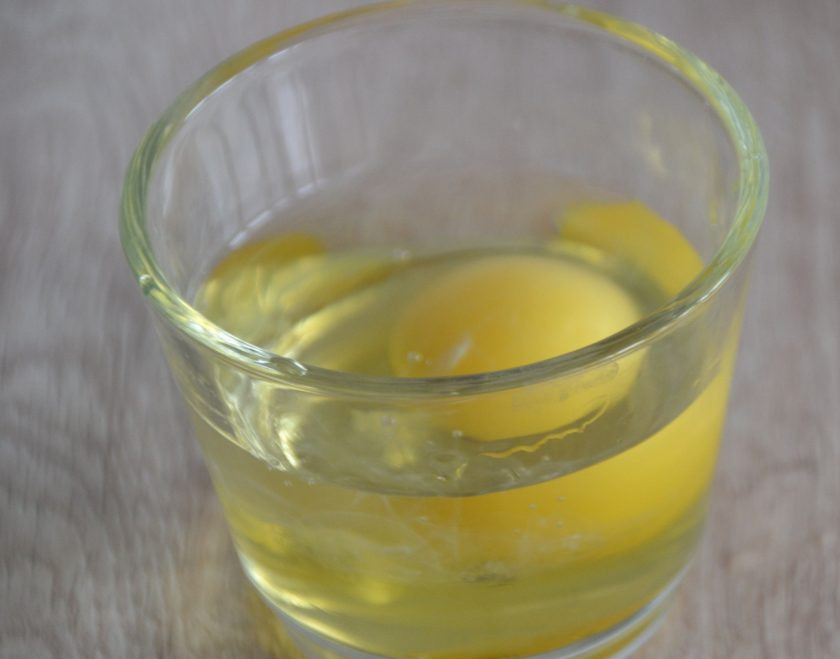 1. Этап. Тарталетки с лисичками: Смешайте яйцо и 2 ст. ложки ледяной воды.