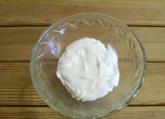 1. Этап. Сметанный десерт с ягодами: Возьмите креманку или бокал высокий. Первым слоем сделайте сметанный крем.