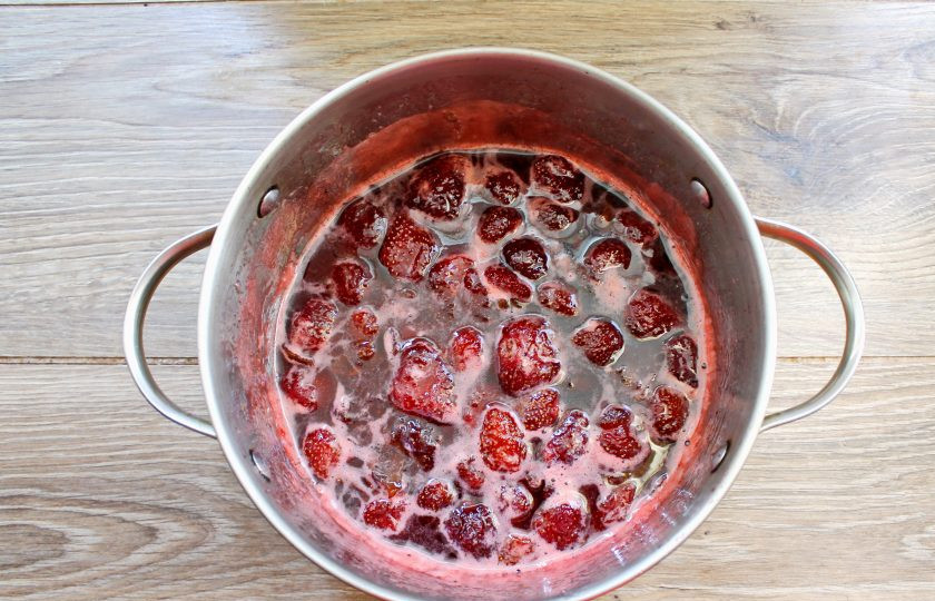 1. Этап. Варенье из клубники с киви: Поставьте кастрюлю с вареньем на средний огонь и доведите до кипения. Варите варенье снимая пену до готовности. На это уйдет примерно 25-40 минут.