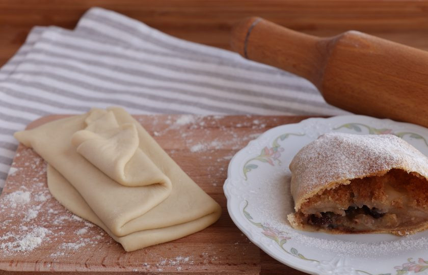 1. Этап. Вытяжное тесто для штруделя: Такое тесто выпекают в разогретой до 180 градусов духовке в течение 35 минут. Готовое тесто получается тонким и хрупким - идеальное сочетание для штруделя. Приятного аппетита!