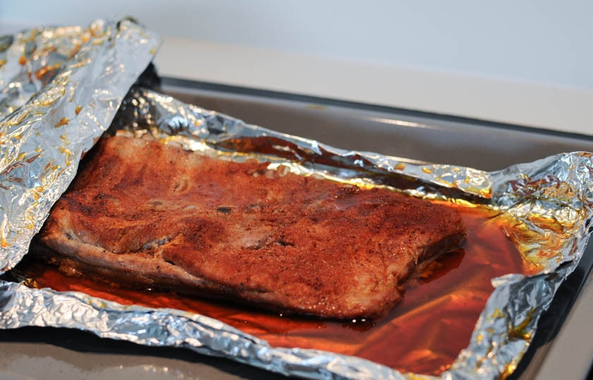 1. Этап. Свиные ребра барбекю: По прошествии двух часов рёбра аккуратно достаньте из духовки, разверните фольгу. Слейте с рёбер образовавшийся сок и верните их в духовку, оставив в развёрнутой фольге, ещё на 10 минут.