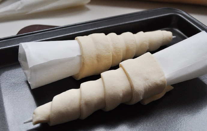 1. Этап. Слоеные трубочки: Выкладываем конус с тестом на противень, то же самое повторяем с остальными полосками из теста.