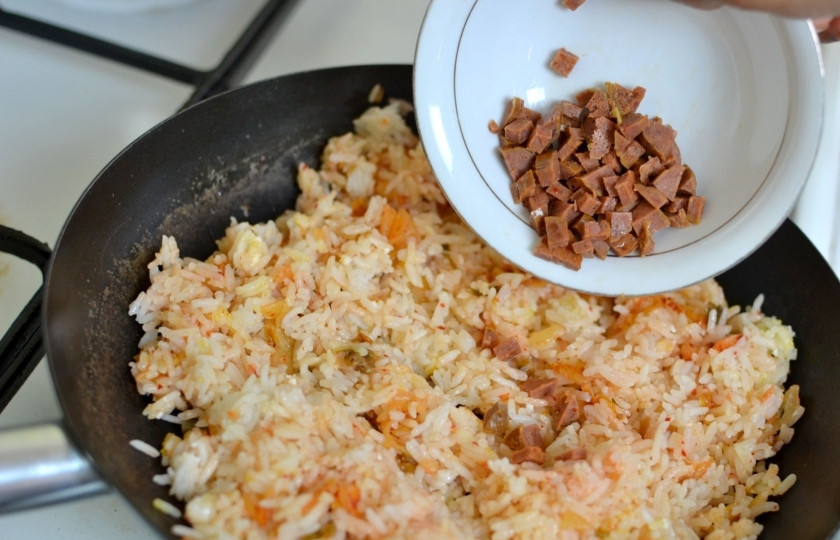 1. Этап. Кимчи с рисом: Добавьте рубленную колбасу.