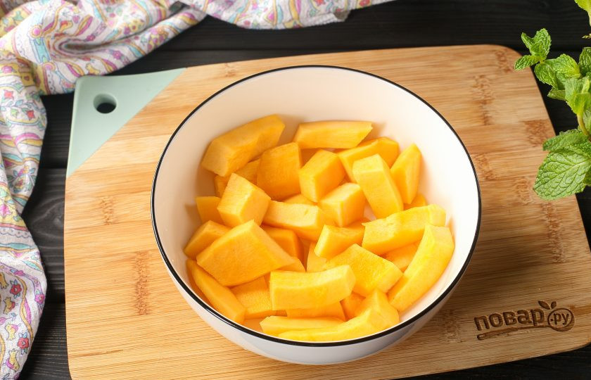 1. Этап. Пышки из тыквы: Тыкву очистите и нарежьте небольшими кусочками.