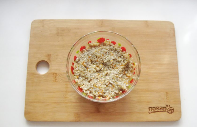 1. Этап. Паштет из вешенок: Перемешайте паштет с чесноком.