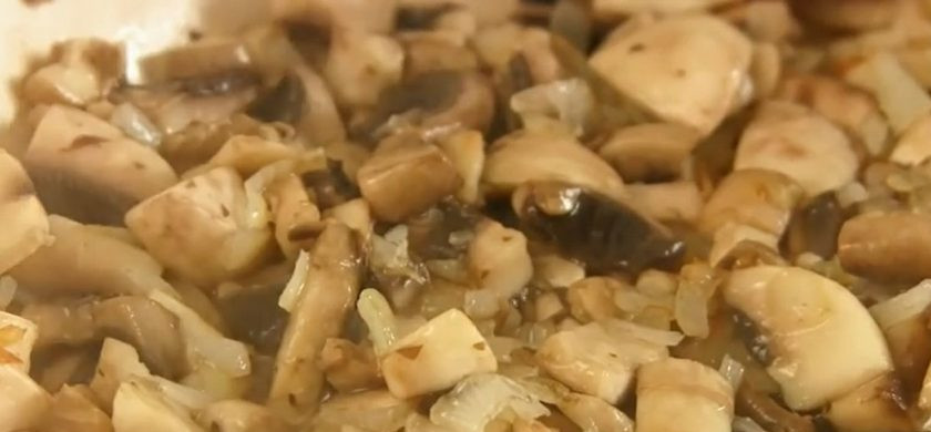 1. Этап. Быстрые маленькие пирожки с картошкой: 2. На растительном масле обжарьте до мягкости лук, затем добавьте шампиньоны и жарьте до готовности. Добавьте лук с грибами к картофелю, посолите, поперчите и перемешайте.