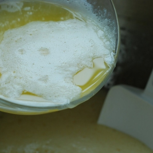 1. Этап. Торт Три молока: Заливаем смесь растопленным сливочным маслом. Немного масла оставьте для смазывания формы.