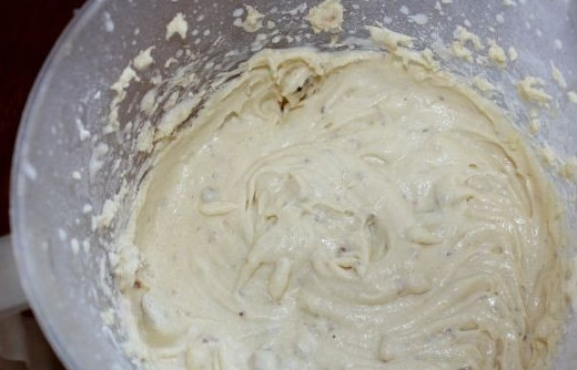 1. Этап. Торты на день рождения 11 лет: Смешайте муку с разрыхлителем, добавьте ее к полученной массе, туда же добавьте орехи. Добавьте также молоко, взбейте все до однородной массы.