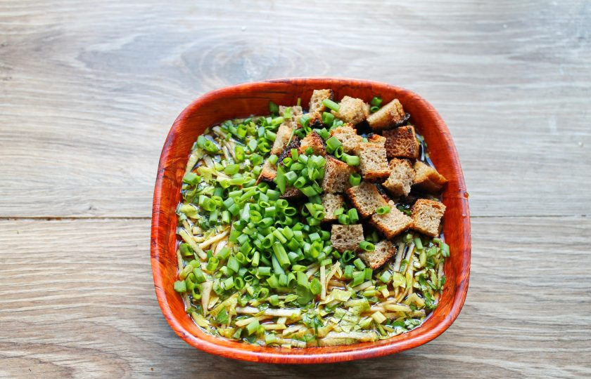 1. Этап. Тюря с редькой: Посыпьте блюдо порезанным зеленым луком и сразу подавайте к столу.