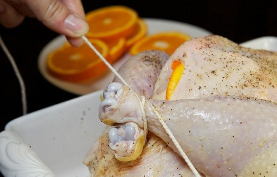 1. Этап. Запеченная курочка в духовке: 6. Плотно свяжите ножки. Можете сделать небольшие колпачки из пищевой фольги и накрыть крылышки, чтобы они не подгорали.