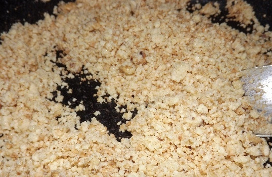 1. Этап. Мучная халва: 5. Обжариваю, все время перемешивая, и в результате получается мелкая и жирная крошка, убираю сковороду с огня.