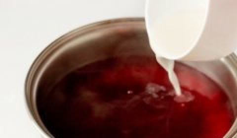 1. Этап. Кисель для ребенка до года: 3. Далее процедите получившийся отвар и снова поставьте на огонь. В отдельной посуде разведите крахмал в небольшом количестве воды и вылейте в кипящий отвар. Варите на медленном огне, постоянно помешивая. Затем добавьте сахар, снимите с плиты и остудите.