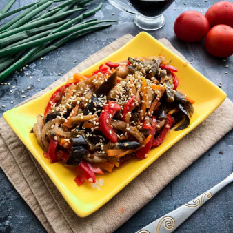 Баклажаны с морковью и болгарским перцем