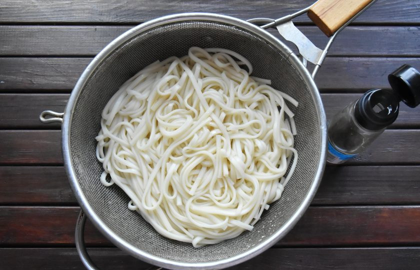 1. Этап. Удон с говядиной в устричном соусе: Откиньте удон в дуршлаг, для удаления лишней влаги. Влейте в лапшу кунжутное масло и встряхните ее.