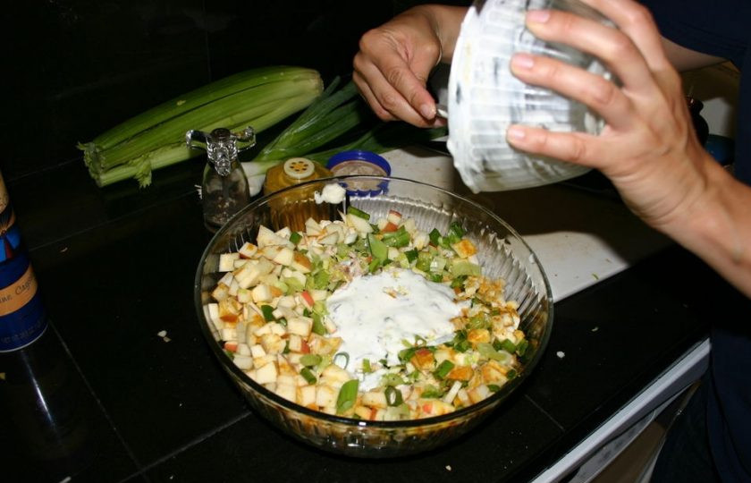 1. Этап. Салат из куриных грудок: 8. Перемешиваю салат и заправляю майонезом, если будете есть не сразу, то майонеза добавляйте чуть больше.