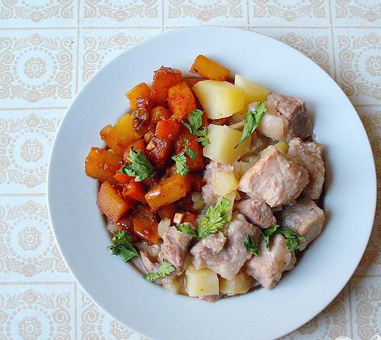 1. Этап. Свинина тушеная с картофелем, тыквой и морковью: 5. Мясо с картофелем выкладываем в тарелку, добавляем тушеную с морковкой тыкву и украшаем петрушкой.