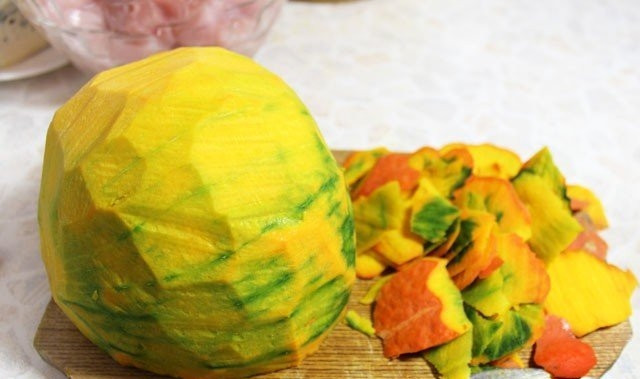 1. Этап. Тыква с курицей в духовке: Тыкву очистите, промойте и нарежьте её мякоть кубиками в 2 см.