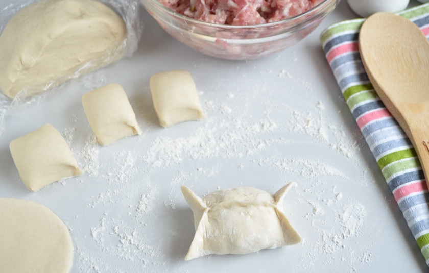 1. Этап. Манты классические: Защипните края как на фото.