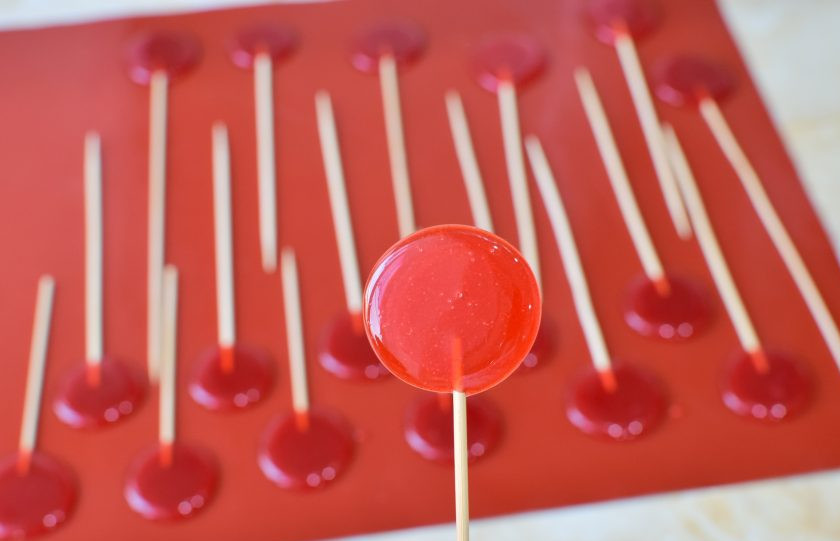 1. Этап. Медовые леденцы: В таком положении леденцы полностью остудите. Для ускорения процесса не надо убирать их в холодильник — от перепада температуры они треснут. Только после полного остывания можно убрать их в холодильник на хранение.