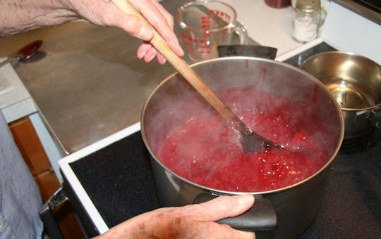 1. Этап. Малиновое варенье: 4. Выключите плиту, но продолжайте мешать варенье еще минут 4-5.