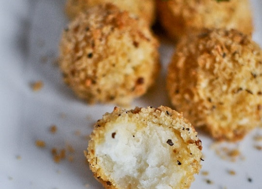 1. Этап. Шарики из пюре в сырной панировке: 6. Запекайте до румяности (минут 15) в разогретой до 200 градусов духовке. Шарики из пюре в сырной панировке готовы.