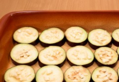 1. Этап. Баклажаны запеченные с томатами и сыром: 7. 7. Теперь добавьте чеснока на ваше будущее блюдо.