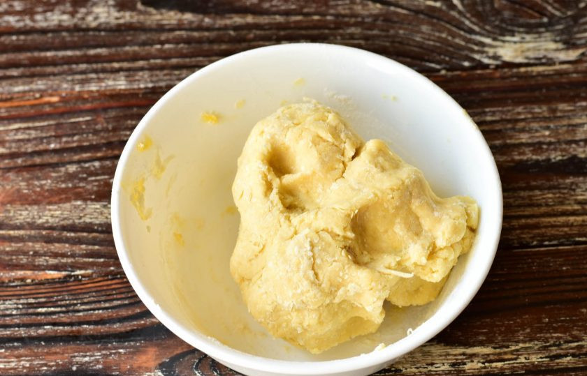 1. Этап. Сырные хрустики: Замесите тесто.