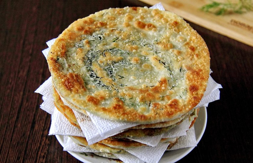 1. Этап. Лепешки с укропом: Готовые лепешки с укропом переложите бумажным полотенцем или салфетками, чтобы убрать излишки масла.