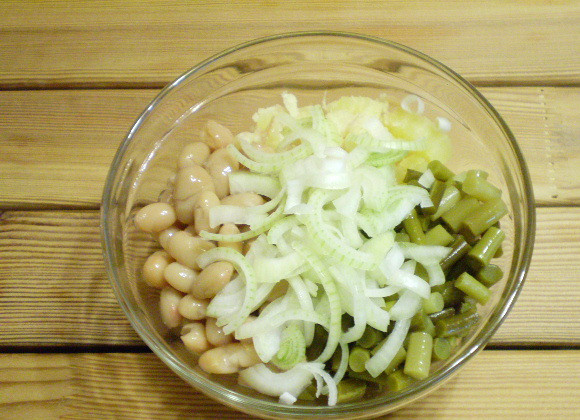 1. Этап. Салат к курице: 5. Сложить продукты в салатник.