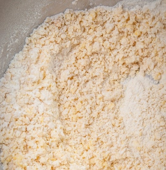 1. Этап. Кефирные блины: 2. Разотрите яйца с сахаром и мукой до однородного состояния.