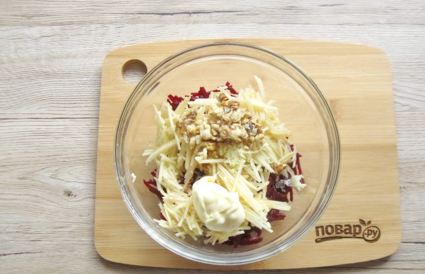 1. Этап. Салат из свеклы с яблоком и орехами: Грецкие орехи измельчите, но не в порошок. Выложите к свекле и яблоку. Заправьте салат майонезом.