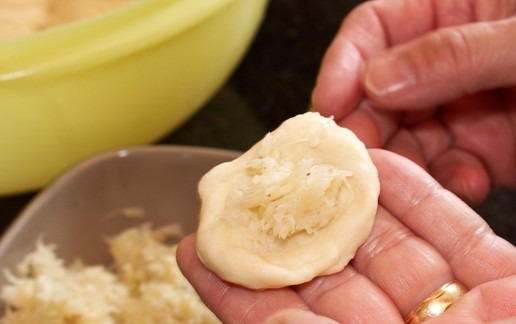 1. Этап. Пирожки с капустой на сдобном тесте: 16. Положите чайную ложку смеси из капусты на середину лепешки.