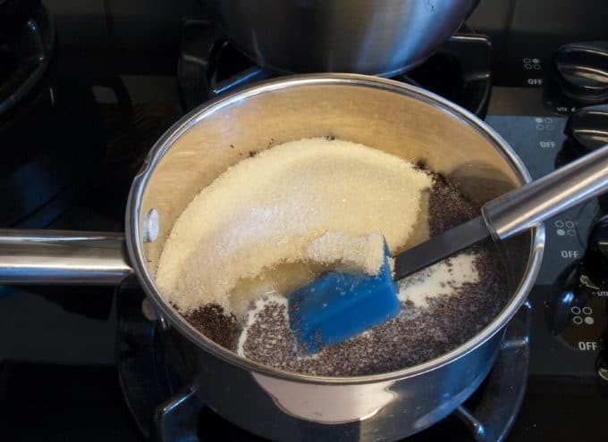 1. Этап. Рулет с начинкой из мака: 1. Сначала сделайте начинку. В сотейник всыпьте мак и сахар, а также влейте 420 мл молока. Доведите смесь до кипения и варите 5 минут, помешивая.