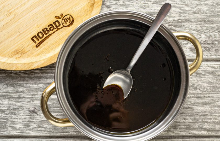 1. Этап. Мед из арбуза: Первые пару часов можно просто иногда помешивать жидкость. Когда арбузный сок загустеет и изменит цвет, то удобнее перелить массу в кастрюлю меньшего объема.