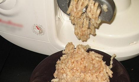 1. Этап. Рыбные котлеты с салом: Пропустите через мясорубку 2 раза филе щуки вместе с хлебом и салом.