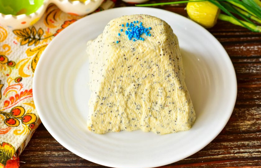 1. Этап. Творожная пасха с маком: Через сутки снимите форму, украсьте пасху цветной посыпкой и подайте к столу.