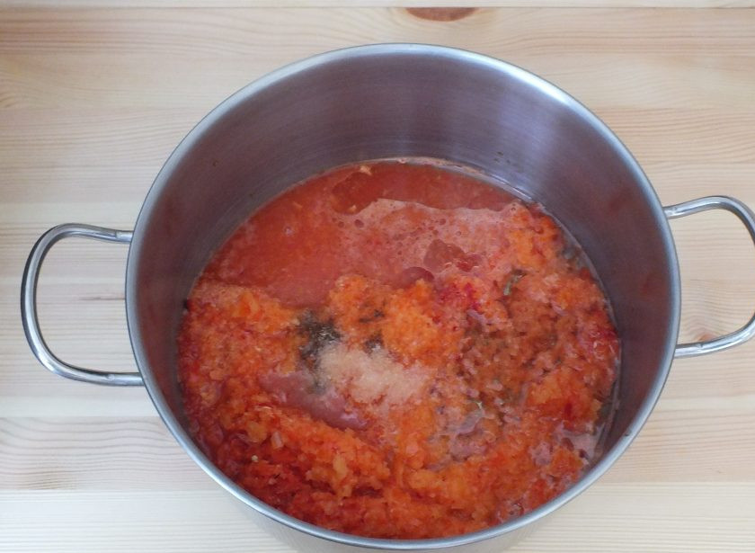 1. Этап. Острый салат на зиму: В кастрюлю с толстым дном переложите измельченные овощи, добавьте масло, соль, сахар, специи, уксус. Поставьте на огонь чуть ниже среднего и после закипания проварите 10 минут.